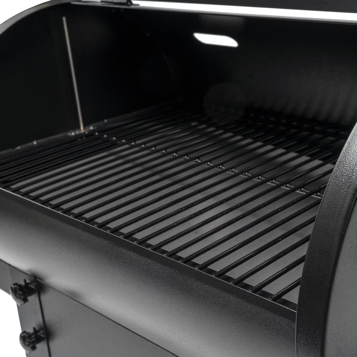 Traeger Tailgater 20 Black Pellet Grill On Cart - Angled Grill Grate
