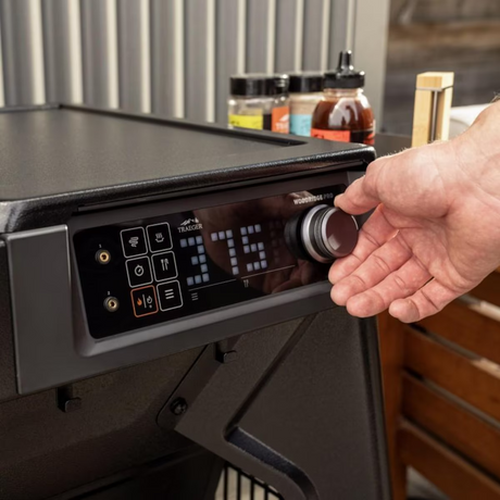 Traeger TFB97JLH Woodridge Pro Pellet Grill - Controller - Detail