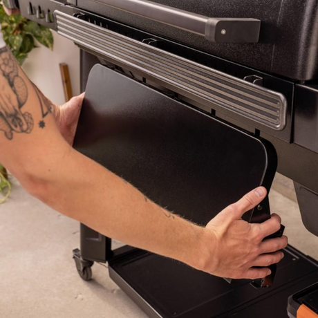 Traeger TFB97JLH Woodridge Pro Pellet Grill - Shelf - Detail